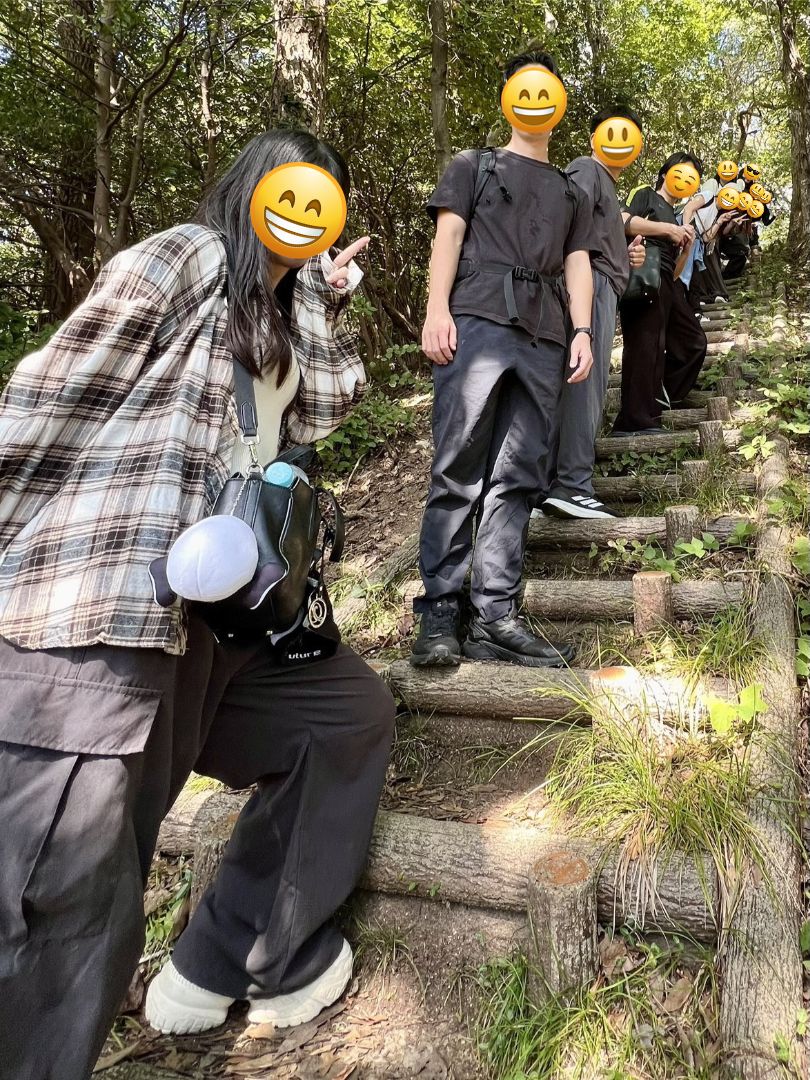 登山をする社員