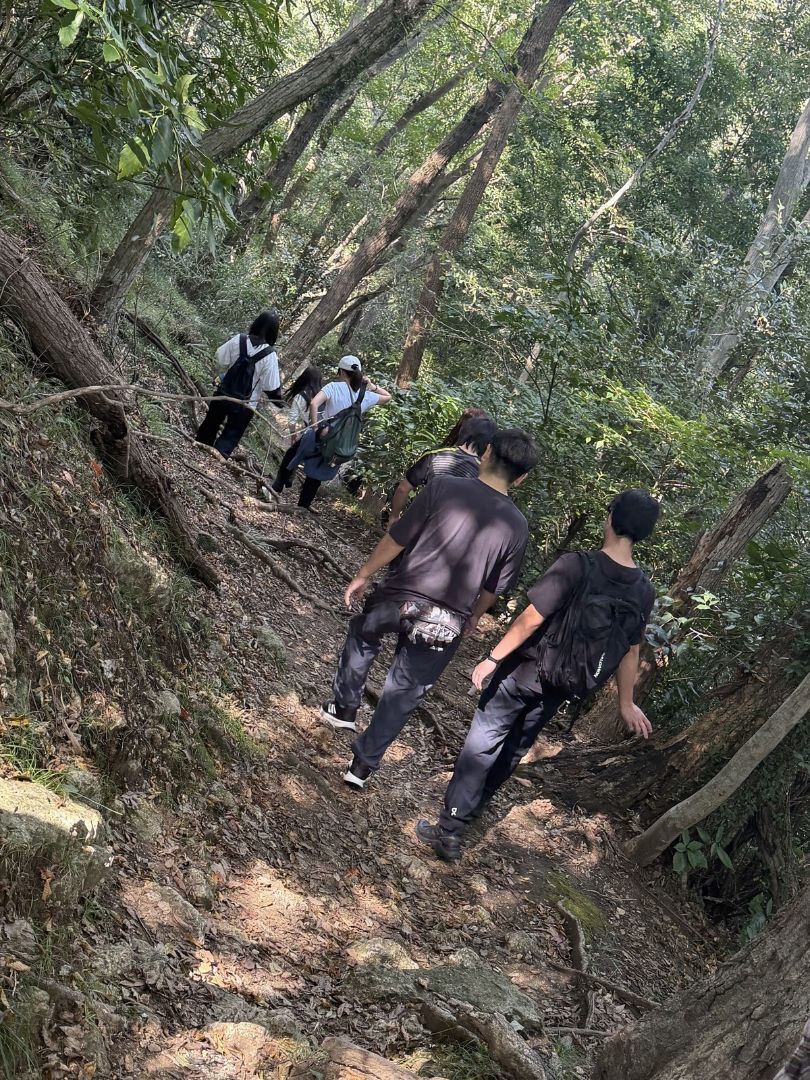 登山をする社員